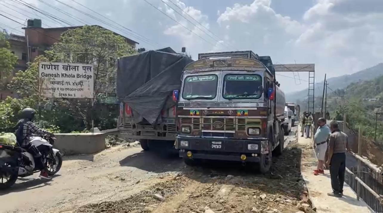 सडक भासिएपछि अवरुद्ध पृथ्वी राजमार्ग दुईतर्फी सञ्चालनमा