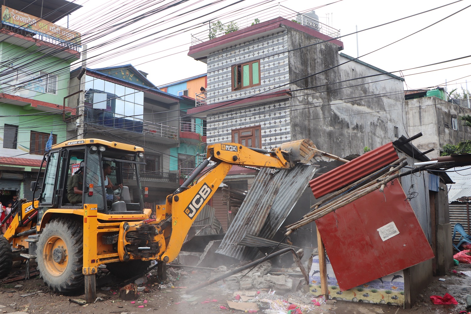 भरतपुरमा अतिक्रमित संरचना हटाइयो