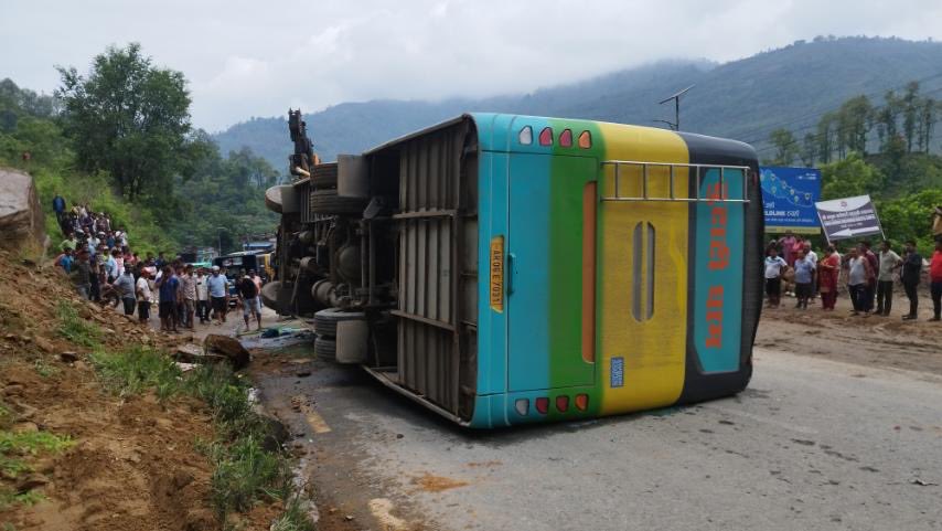 गल्छीमा भारतीय यात्रुबस दुर्घटना हुँदा एक जनाको मृत्यु, १९ जना घाइते