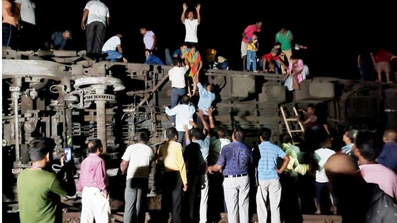 भारतको ओडिशामा भएको रेल दुर्घटनामा २३३ जनाको मृत्यु, ९ सय जना घाइते