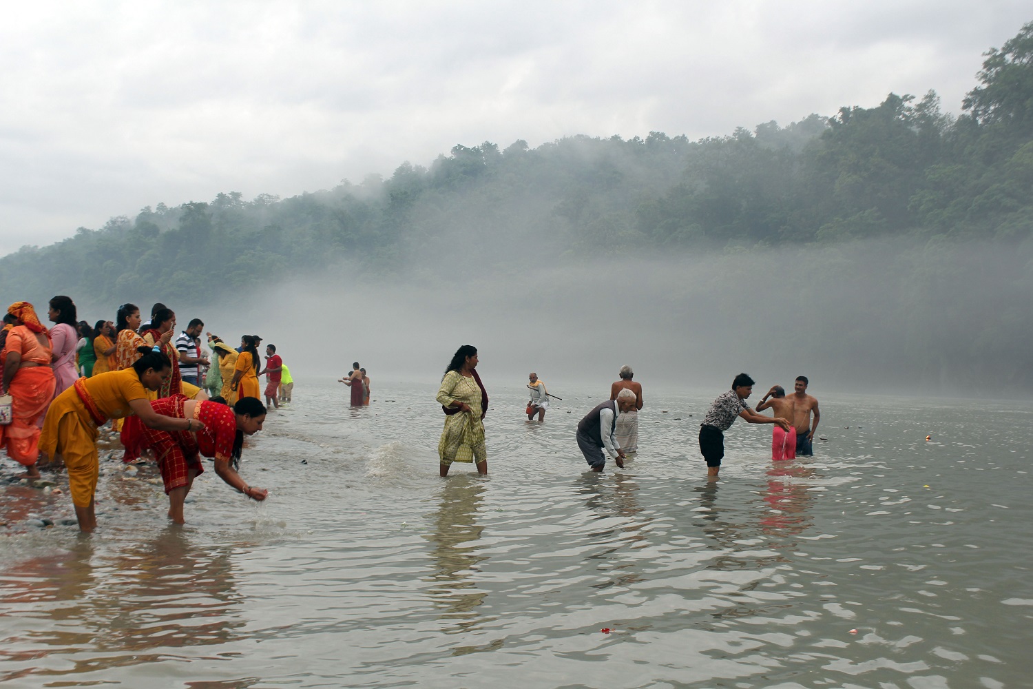 देवघाटधाममा स्नान गर्नेको भीड