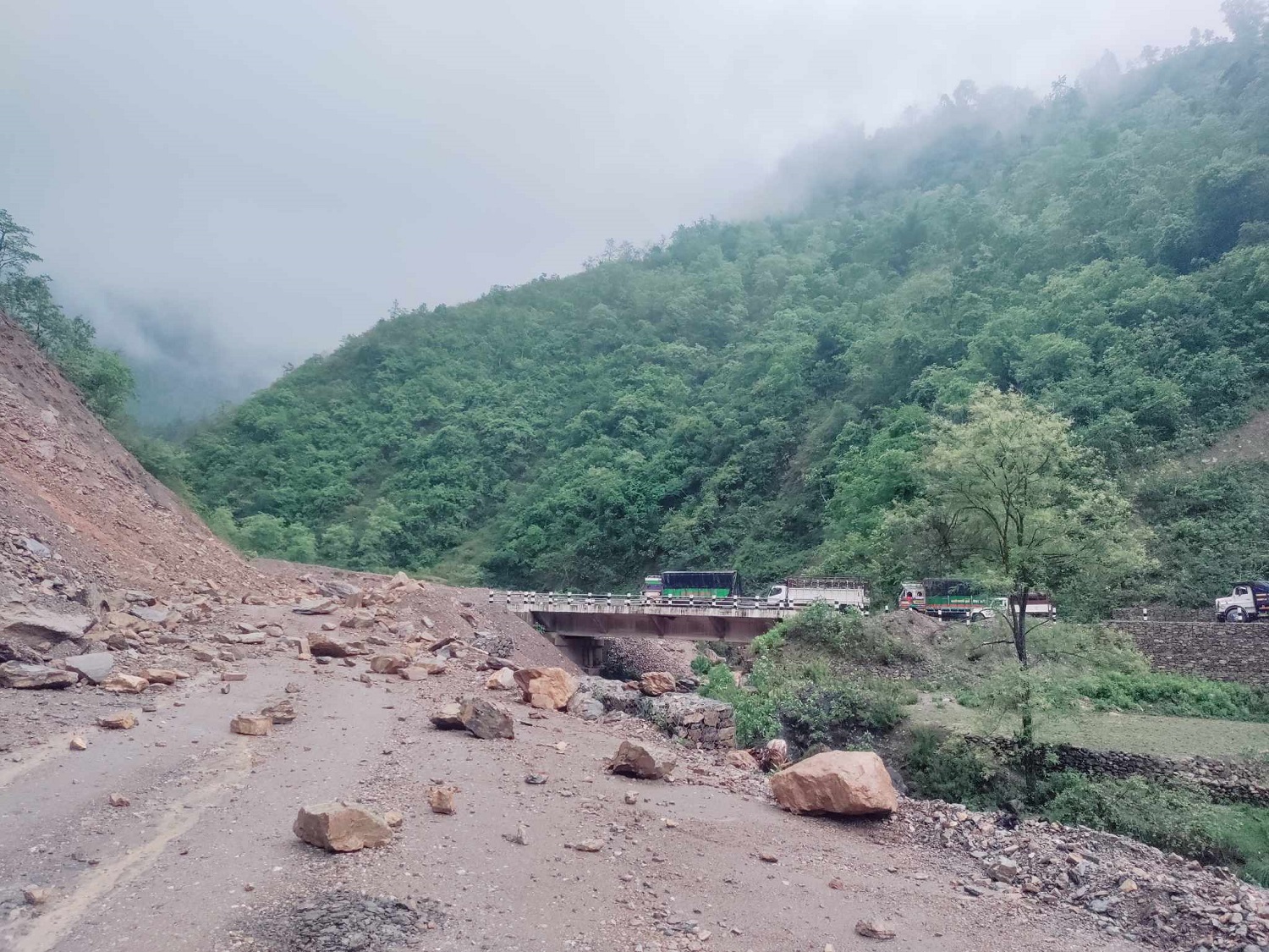 वर्षाले सिद्धार्थ राजमार्ग अवरुद्ध