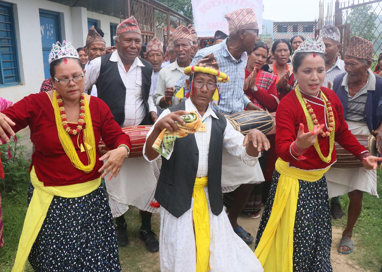 महिलाले नाचे लोपोन्मुख ‘पाउदुरे’ नाच