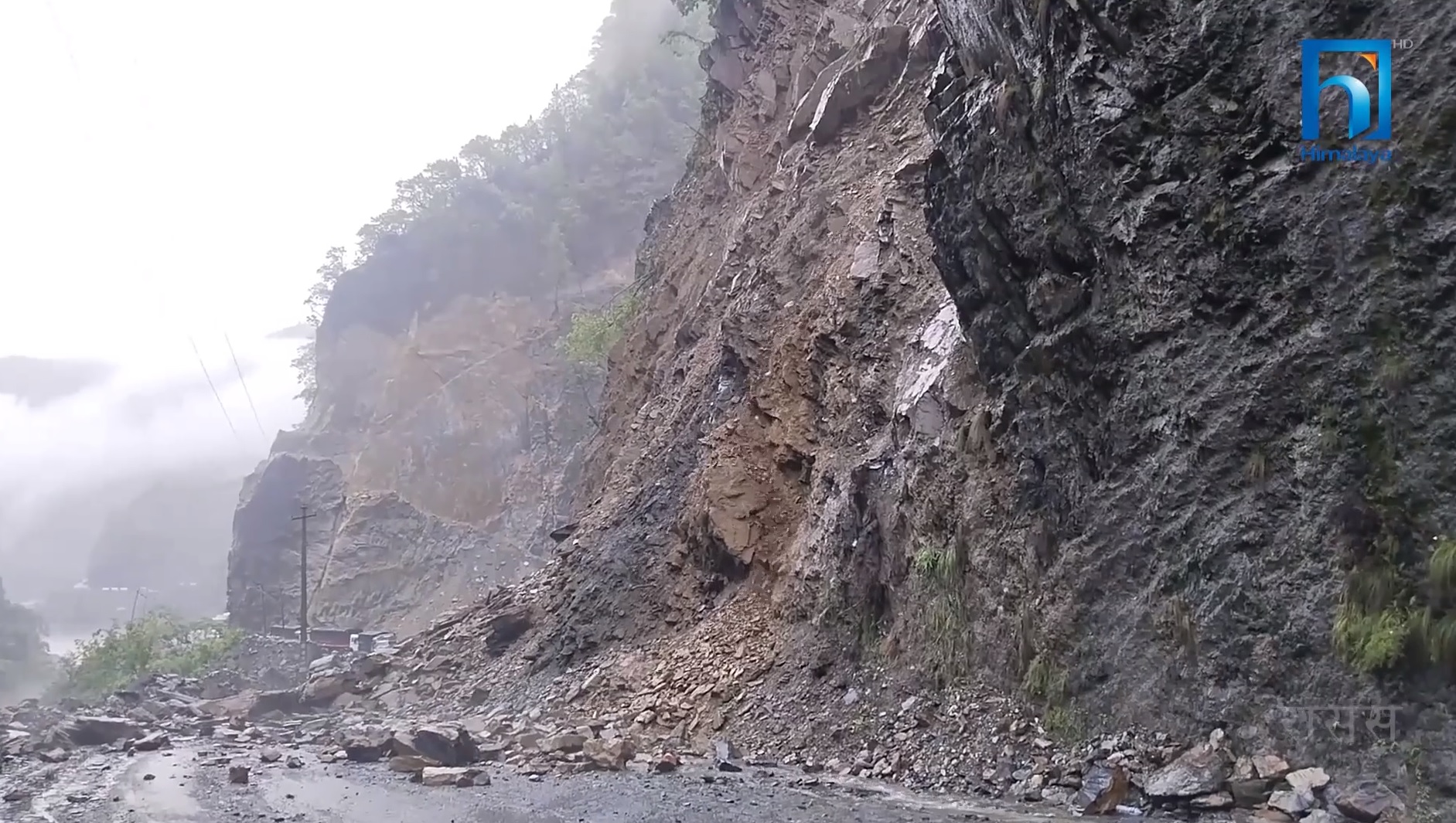 नारायणगढ-मुग्लिन सडकमा सँधै पहिरो, यात्रुलाई सास्ती नै सास्ती (भिडियो रिपोर्टसहित)