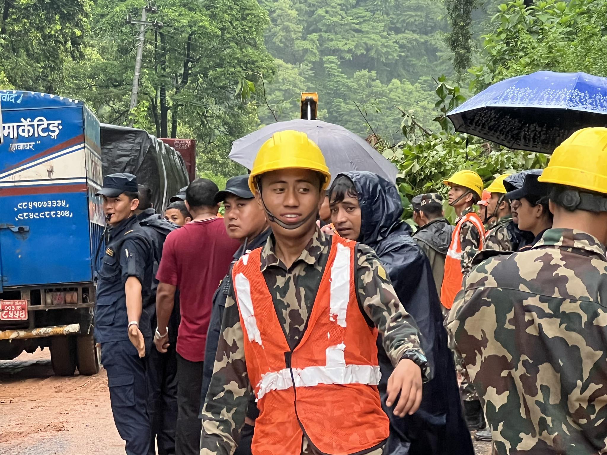 गजुरीमा पहिरो, पृथ्वी राजमार्ग दुईतर्फी अवरुद्ध ,खुलाउने प्रयास जारी