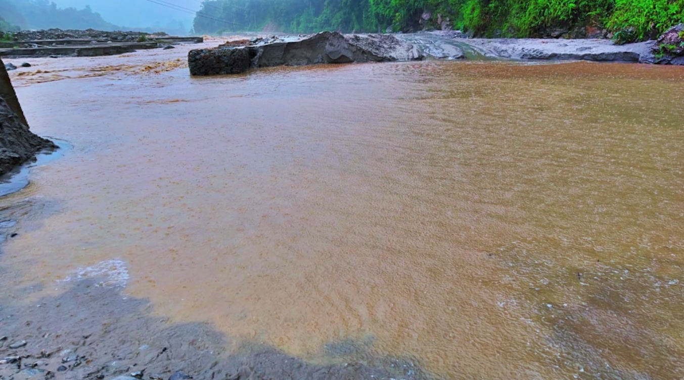 बाढी र पहिरोले सिन्धुपाल्चोकमा भौतिक क्षति