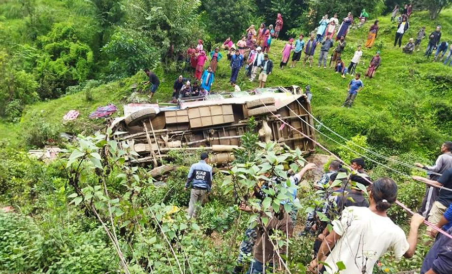 रोल्पामा भएको बस दुर्घटनामा चार जनाको मृत्यु, ११ जना घाइते