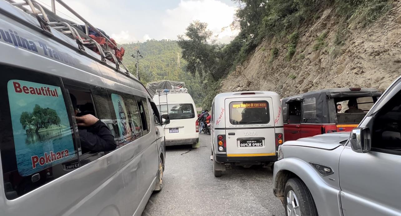 पृथ्वी राजमार्ग १७ दिनसम्म दैनिक चार घण्टा बन्द रहने