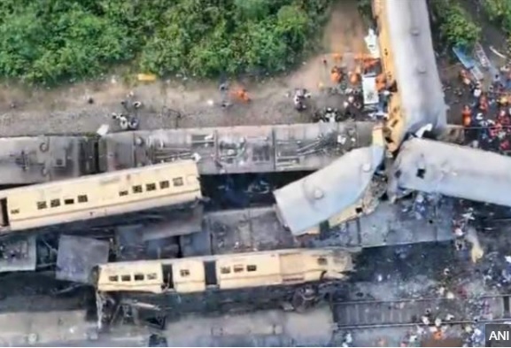भारतमा दुई यात्रुवाहक रेल ठोक्किँदा १३ जनाको मृत्यु