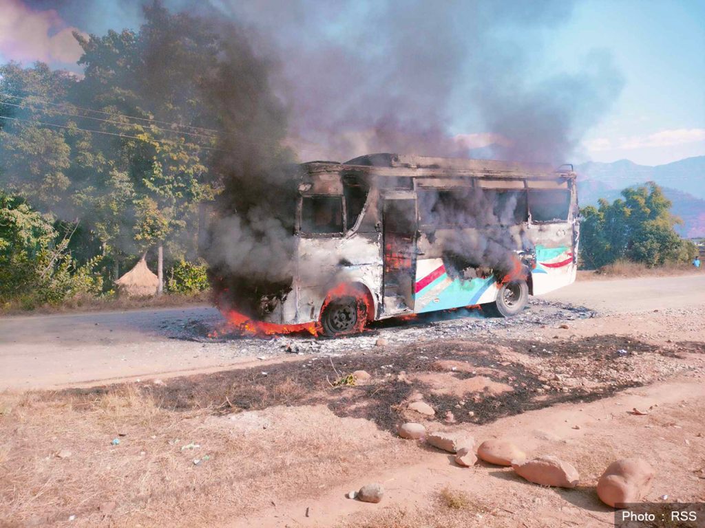 मोटरसाइकललाई ठक्कर दिँदा दुई जनाको मृत्यु भएपछि बसमा आगजनी