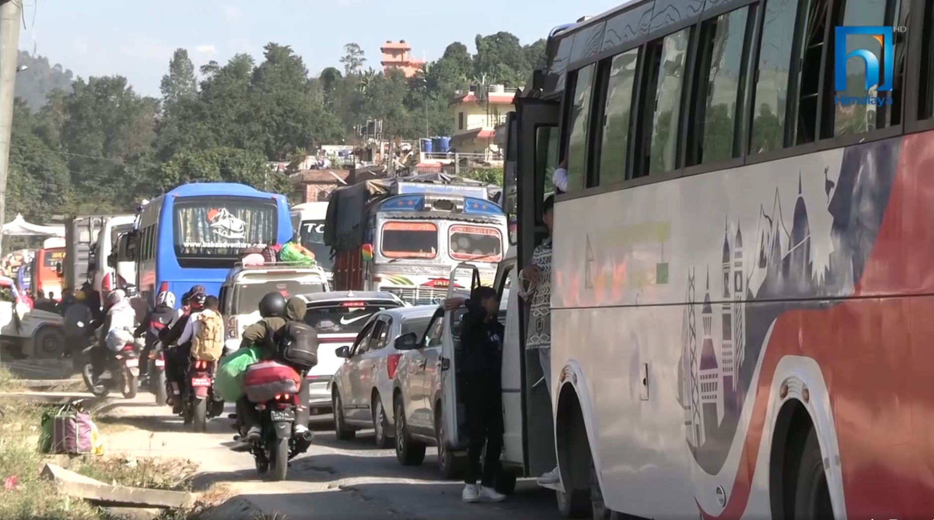 पृथ्वीराजमार्गमा बढ्दो ट्राफिक जाम, प्रयोगकर्ता हैरान (भिडियो रिपोर्टसहित)