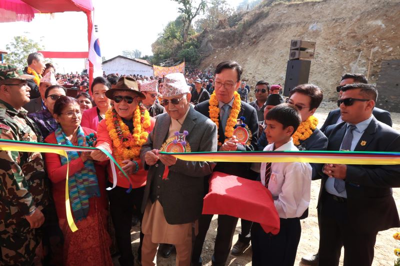 रिवन काट्न र लालपुर्जा बाड्न व्यस्त प्रधानमन्त्री ओली
